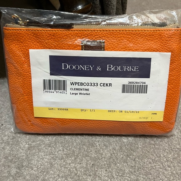 Dooney & Bourke Pebble Grain Large Wristlet - Picture 2 of 6